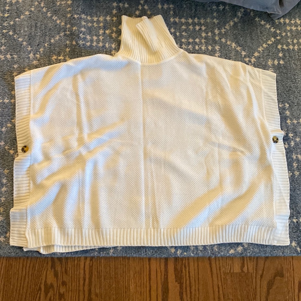 Loft white Poncho with side buttons